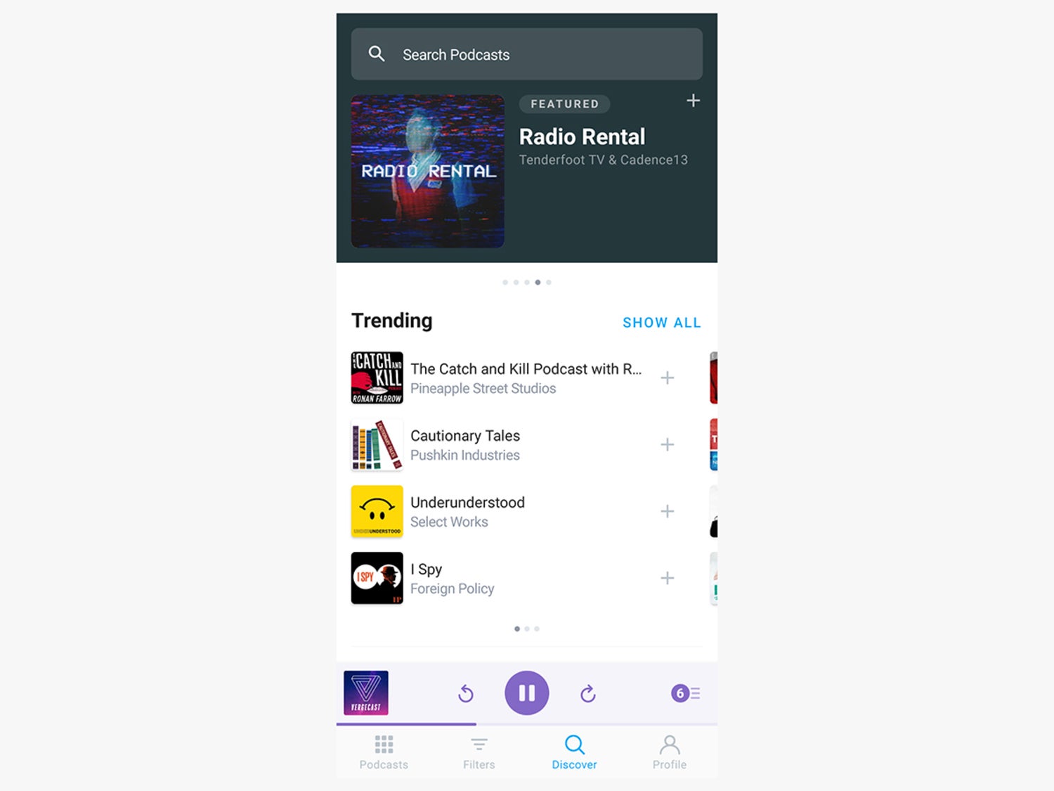 La aplicación Pocket Cast en el teléfono muestra una lista de los podcasts más populares.
