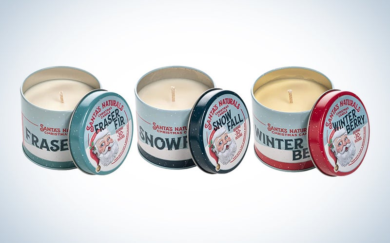 Un conjunto de tres velas navideñas sobre un fondo azul y blanco.