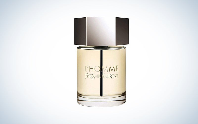 Botella de YSL L'homme sobre fondo azul y blanco.