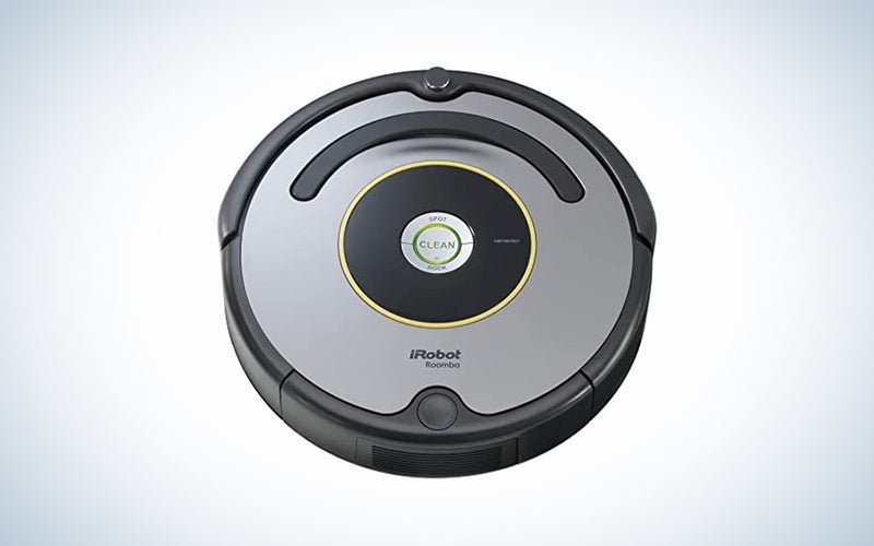 Un Roomba 630 reacondicionado sobre un fondo degradado azul y blanco