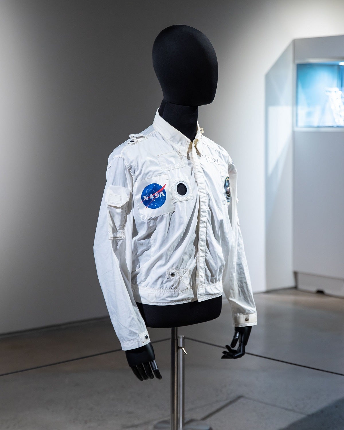 Chaqueta blanca de vuelo del Apolo 11 de la NASA sobre un maniquí negro