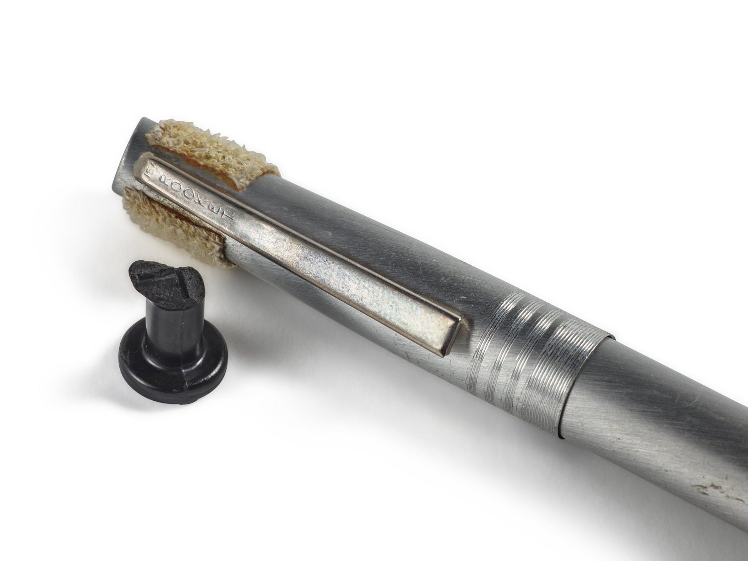 Rotulador de punta de fieltro plateado e interruptor de control roto