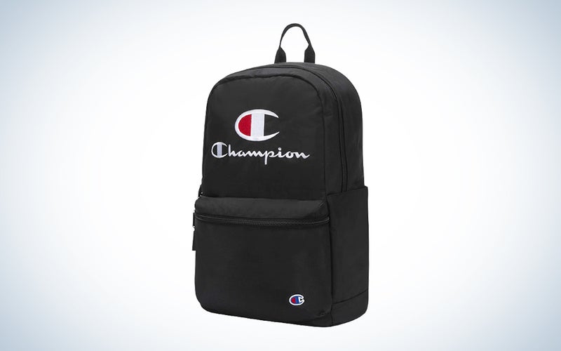 Una mochila negra sobre un fondo blanco y azul.