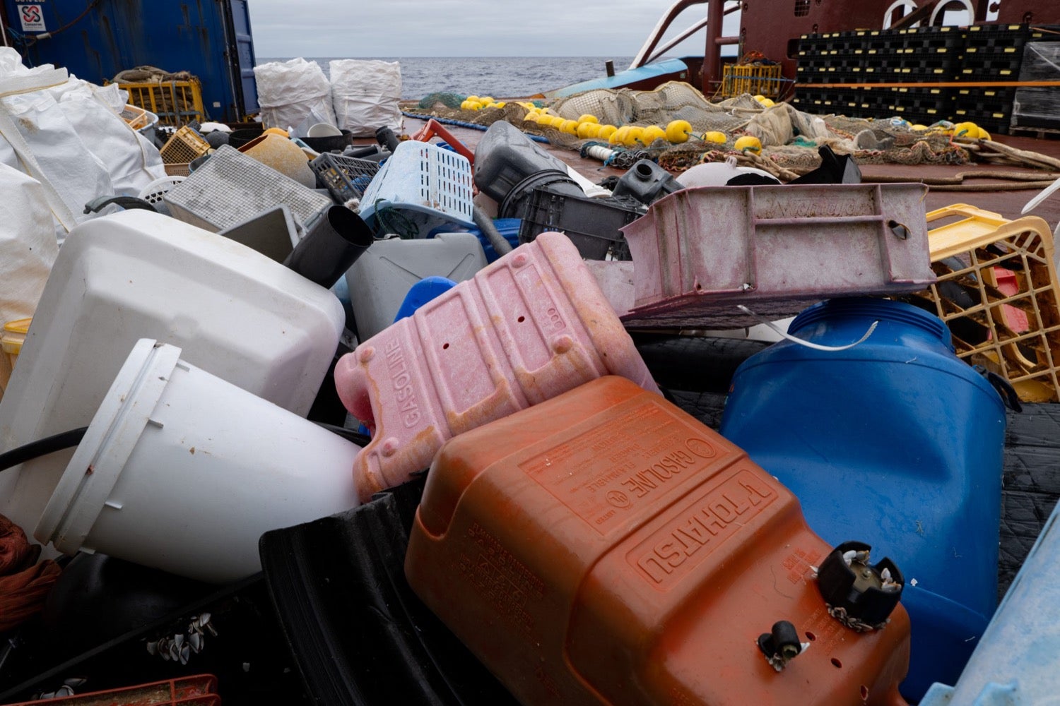 Montones de cajas de plástico, latas de gasolina y otros desechos