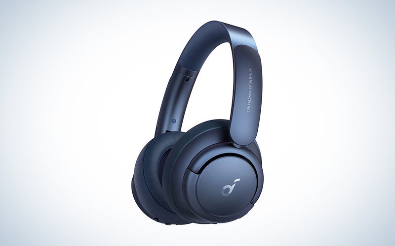 Un par de auriculares Anker inalámbricos azules sobre un fondo degradado blanco y azul