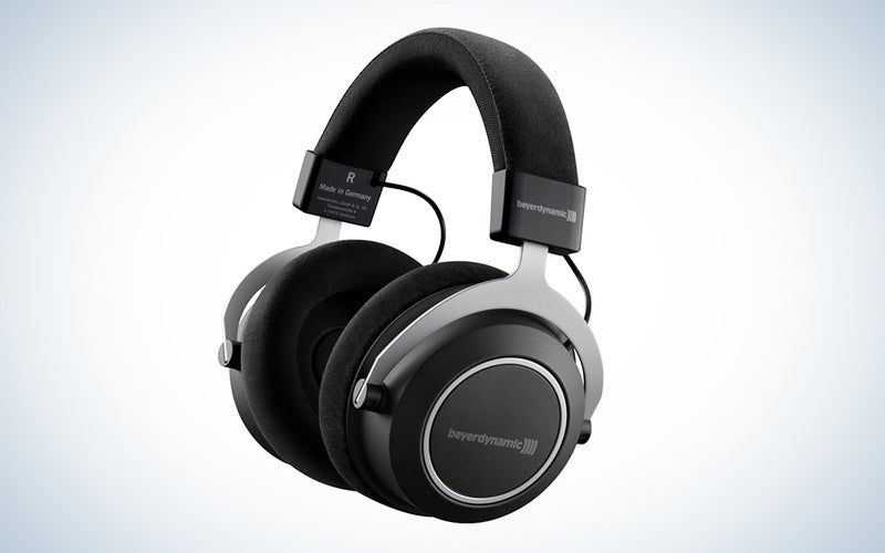 Un par de auriculares inalámbricos Beyerdynamic Amiron sobre un fondo degradado blanco y azul