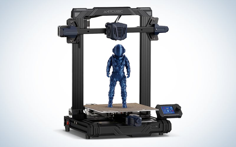 Una impresora 3D está creando un astronauta sobre un fondo azul y blanco
